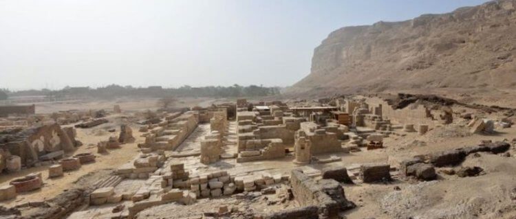 Археологи и историки изучают коллекцию древнеегипетских остраконов