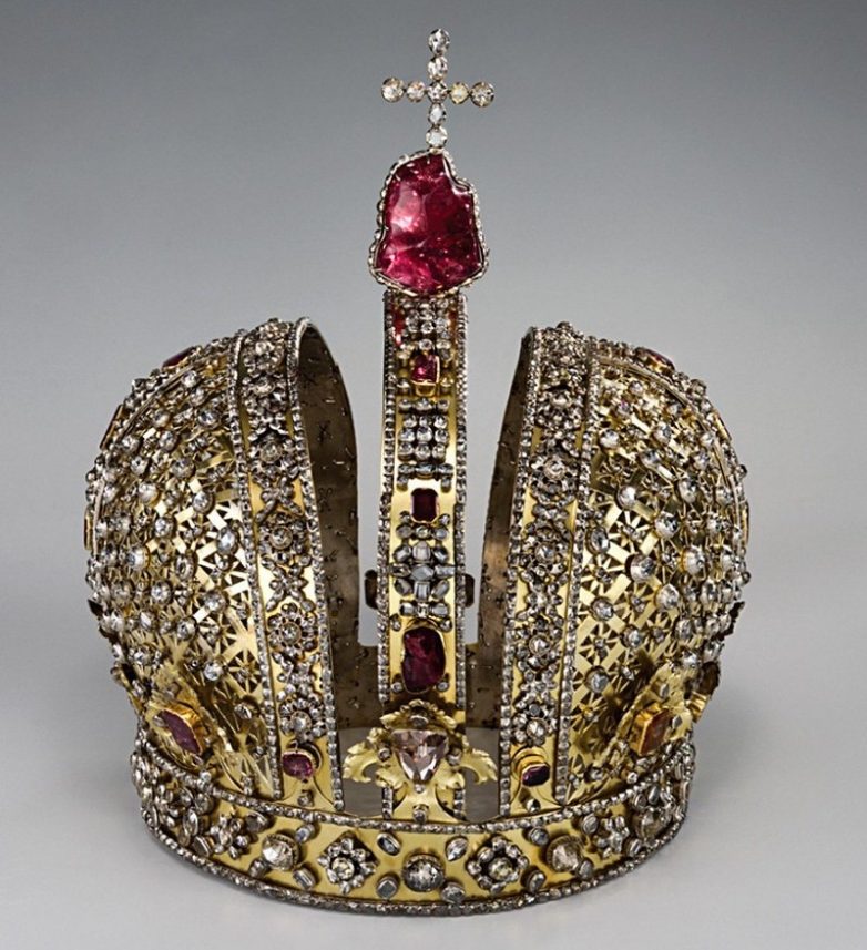 Царская роскошь: 10 самых красивых корон в мире