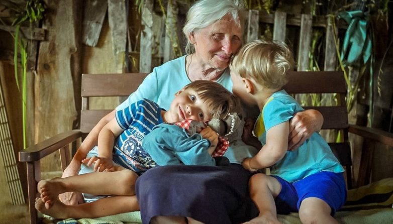 Почему бабушки любят внуков больше, чем детей? Объясняют учёные