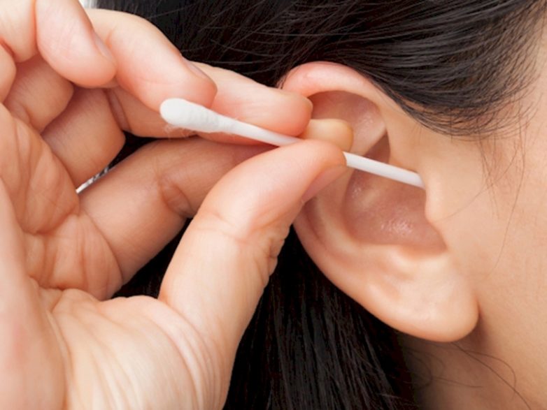 Как всё-таки чистить уши правильно?