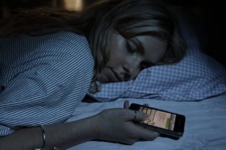 Почему опасно «спать» со смартфоном?