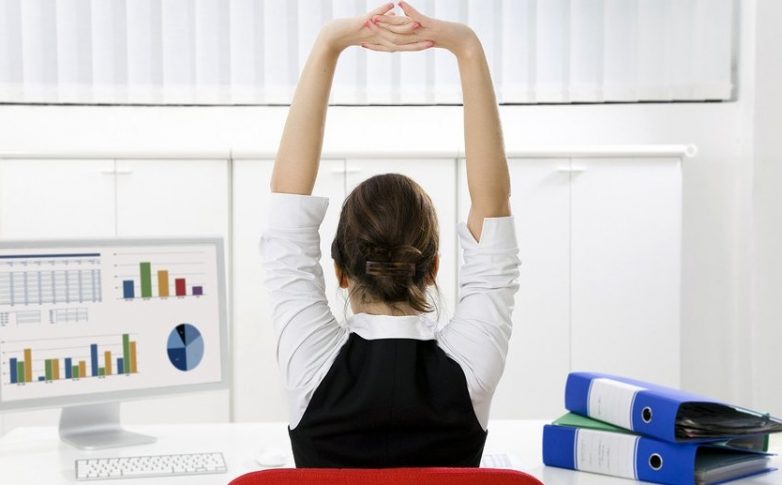 15 упражнений, которые можно делать прямо в офисе