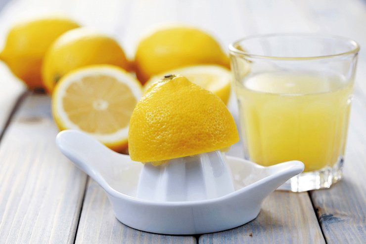 10 полезных свойств лимонного сока