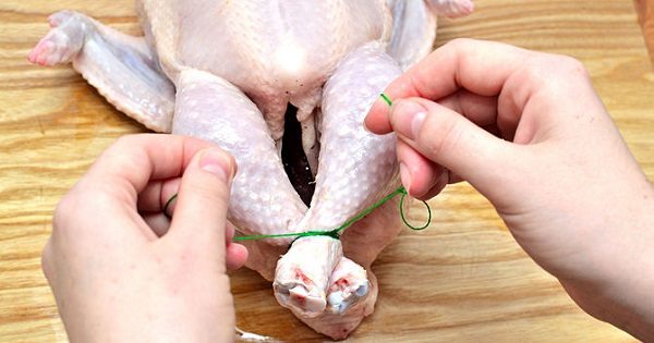 Почему мытье сырой курицы может быть опасным для жизни?