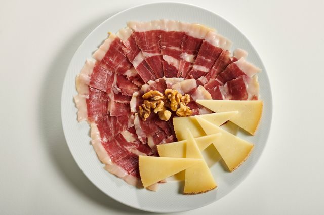 Почему сыр и свинина не избавят от дефицита белка