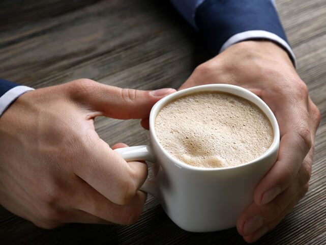 Почему вредно пить кофе утром
