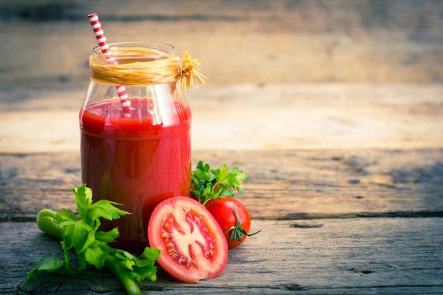 Почему томатный сок для сердечников полезнее самих помидоров