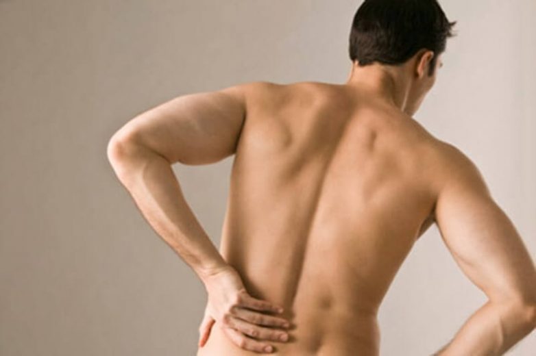 Боль в спине может означать радикулит или воспаление почек