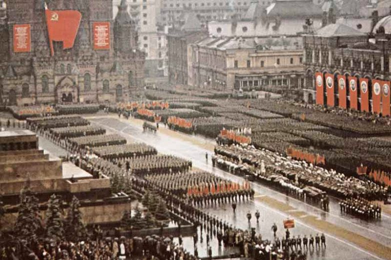 Кинохроника Парада Победы в 1945 году в Москве.