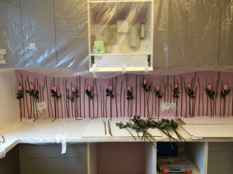 Роскошный кухонный фартук из роз: просто и романтично!