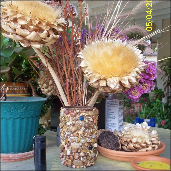 Самодельные цветочные вазы из консервных и пластиковых банок