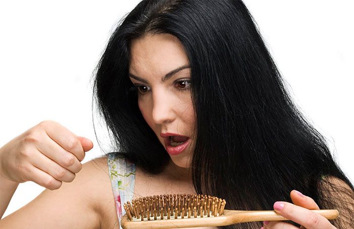 Дешёвый способ, который поможет предотвратить выпадение волос