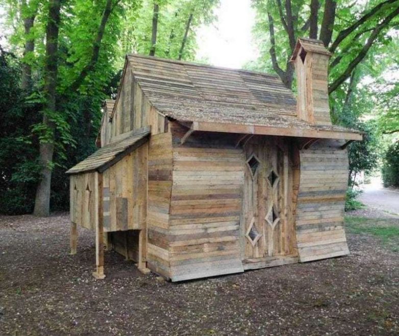 Сказочный домик из деревянных поддонов