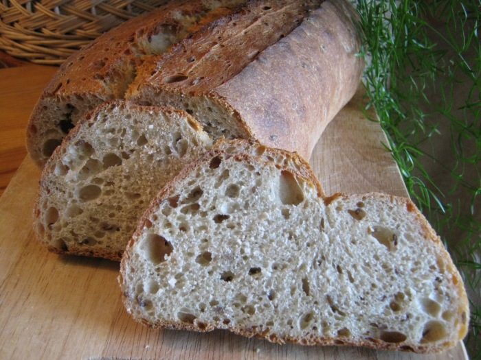 Заплесневевший хлеб: обрезать и съесть или выбросить?
