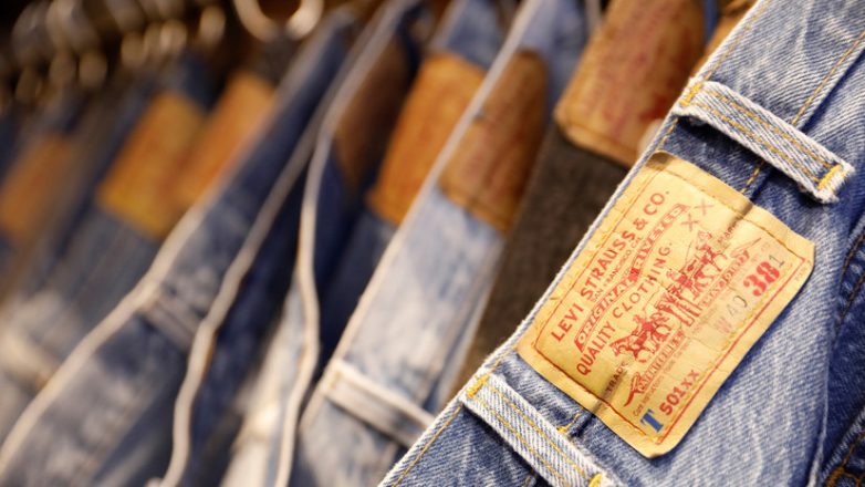 Компания-производитель джинсов назвала идеальную периодичность стирки этого элемента одежды