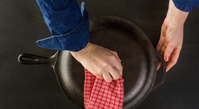 7 ошибок, которые убивают чугунную сковороду