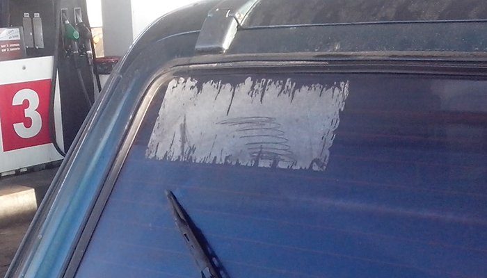Как легко и безболезненно удалить наклейку со стекла автомобиля?