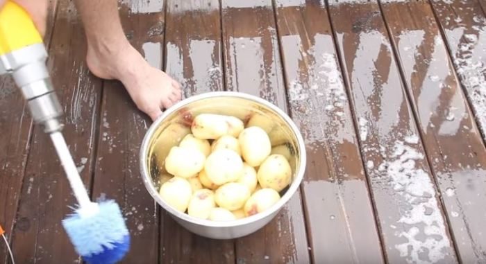 Это гениально! Как быстро почистить ведро картофеля без ножа?