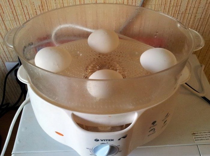 3 простых способа, которые позволят сварить даже треснувшее яйцо