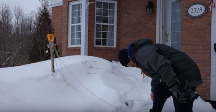 Гениальный способ уборки снега во дворе