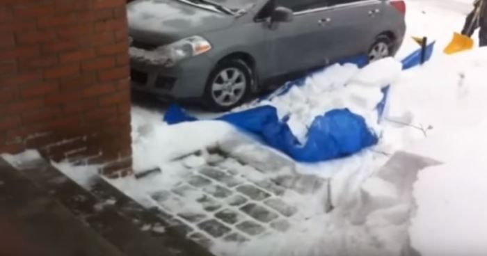 Гениальный способ уборки снега во дворе