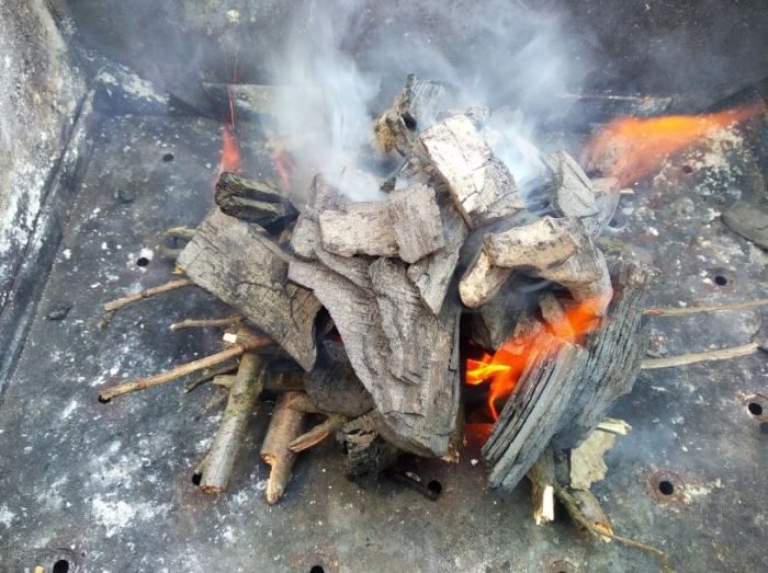 Очень простой метод розжига углей в мангале