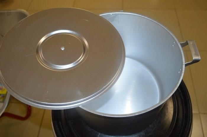Бабушкин способ отдраить алюминиевую посуду, после которого она будет сиять как новая