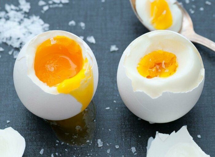 Чтобы желток не растекался, а скорлупа чистилась: умная инструкция по варке яиц