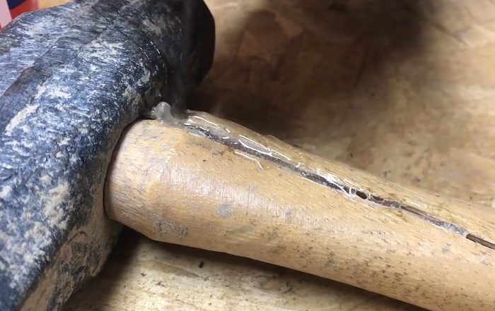 Как зафиксировать молоток на треснувшей ручке без использования клина