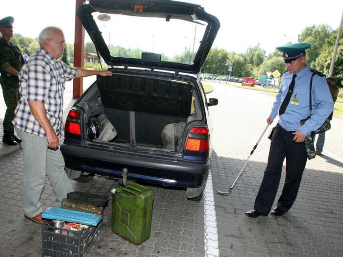 Обязан ли водитель открывать багажник по требованию инспектора?