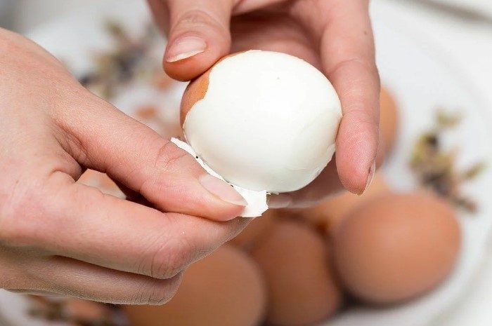 Белые или коричневые? Какие яйца лучше выбрать для домашних салатов