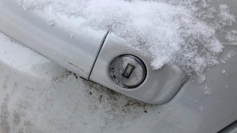 Как поступить, если замёрз замок в машине? Совет блогера