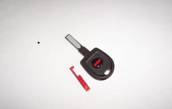 Зачем нужна красная штучка на запасном ключе от автомобиля?