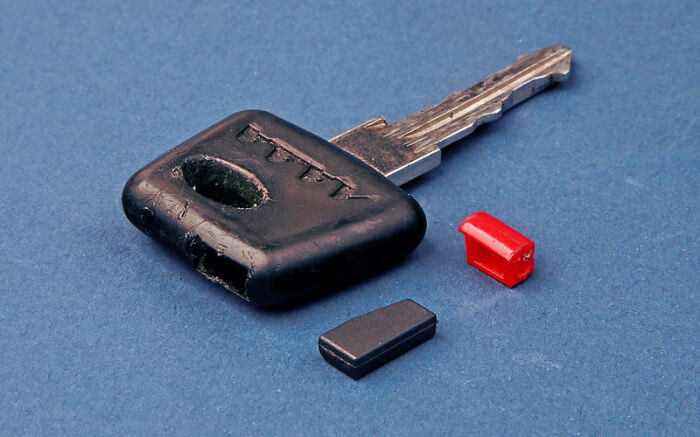Зачем нужна красная штучка на запасном ключе от автомобиля?