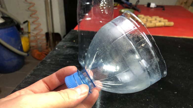 Простейшая самоделка из пластиковых бутылок, которая точно пригодится в хозяйстве