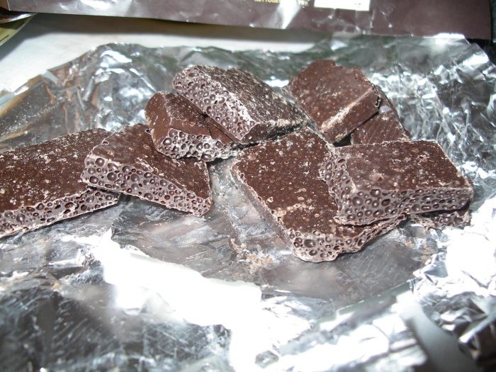 Почему на шоколаде появляется седой налёт и можно ли его есть?