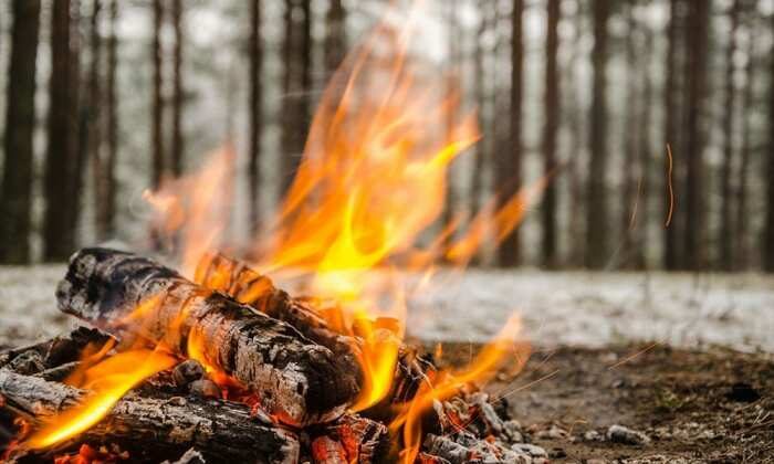 Как развести огонь в плохую погоду, если под рукой нет ни зажигалки, ни спичек