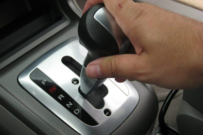 5 вредных привычек автомобилиста, которые медленно губят его коробку передач