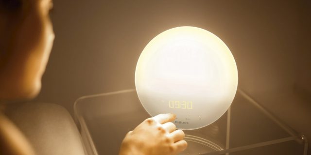 Что такое световой будильник и стоит ли его покупать?