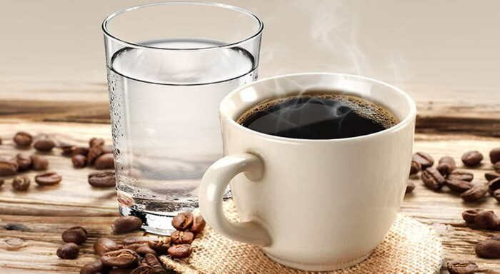 Нужно ли запивать кофе водой: за и против