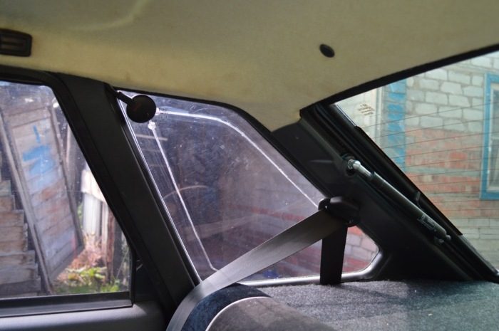 Какое стекло лучше разбить в автомобиле, если ключи остались внутри?