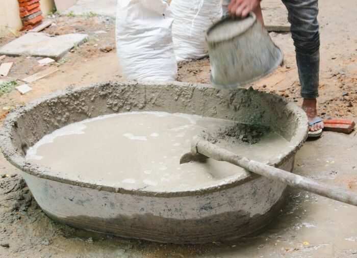 Замешиваем цемент вручную: 2 способа упростить процесс