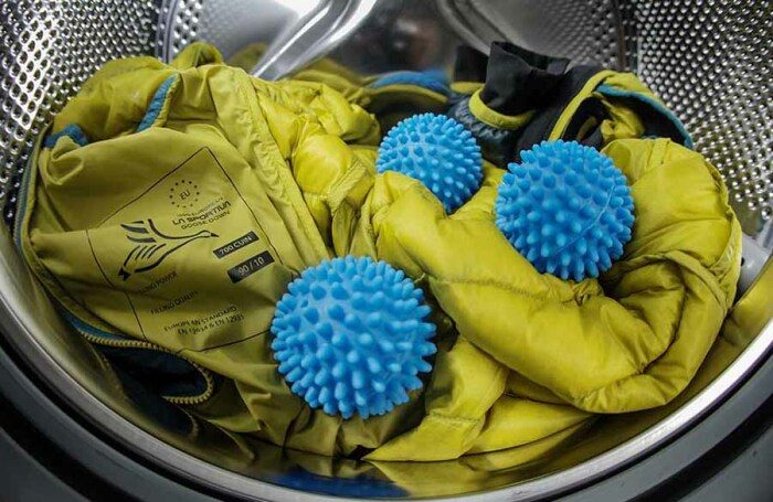 Лайфхак на все времена: зачем класть в стиральную машину теннисные мячи