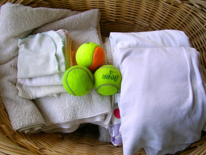 Лайфхак на все времена: зачем класть в стиральную машину теннисные мячи