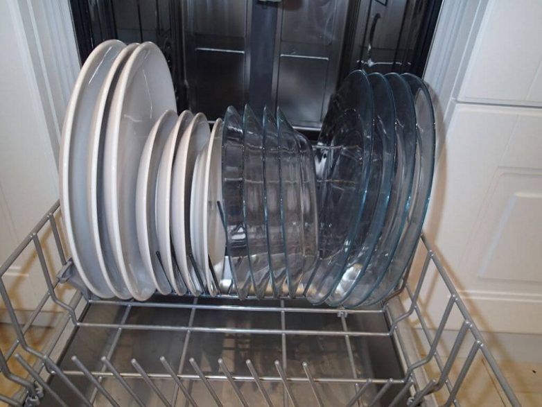 Почему нельзя мыть посуду в гостях?