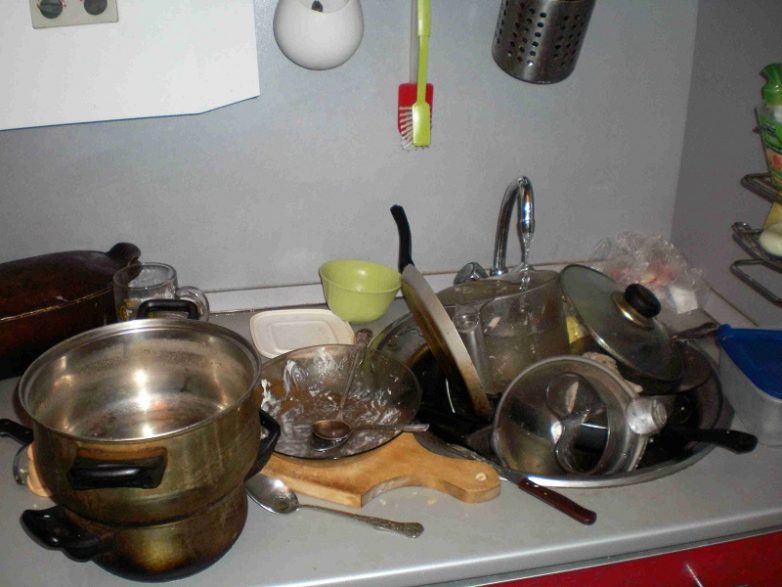 Почему нельзя мыть посуду в гостях?