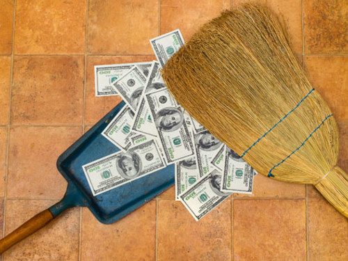5 частых ошибок при уборке, из-за которых деньги уходят из дома