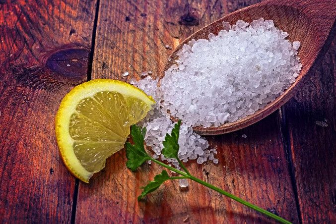 Что произойдёт, если разложить соль с лимоном по углам в доме?