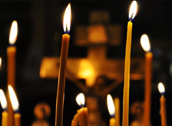 Что делать, если упала или погасла свеча в церкви?