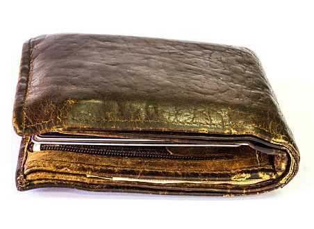 Как нужно выбрасывать старый кошелек, чтобы деньги не ушли вместе с ним?
